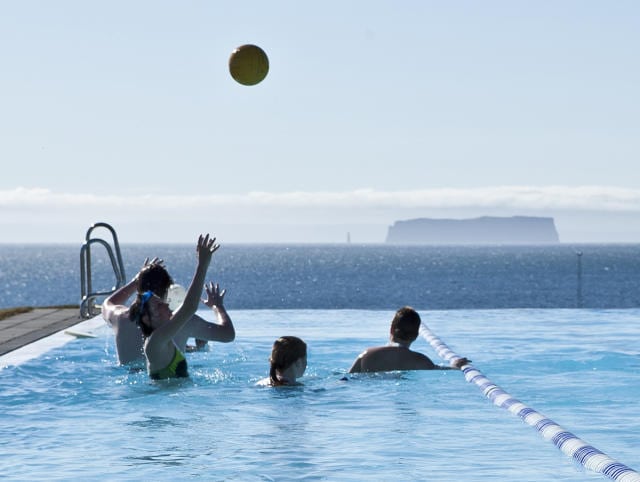 Туризм Исландии: как насчет посещения бассейнов в Исландии ?