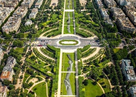 Гигантские произведения искусства, созданные в парижском парке перед отправлением в мировое турне