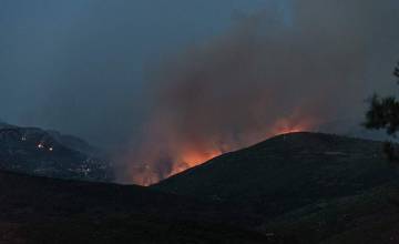 Пожарные возобновили усилия, чтобы погасить пламя на Эвии